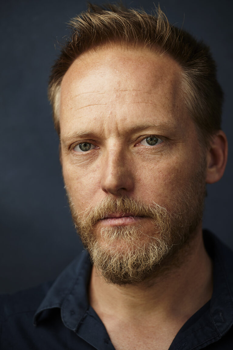 zblizenie-blond-czlowiek-pozowanie-powaznie